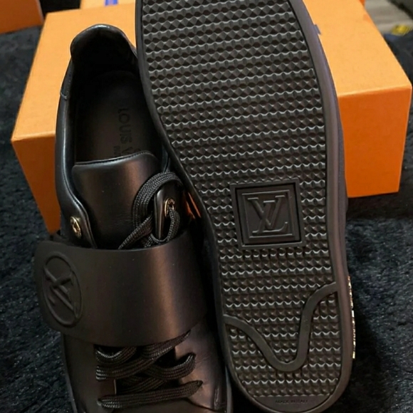Authentic Louis Vuitton circle logo sneakers - Picture 3 of 3